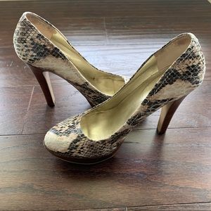 Guess Snakeskin Pumps Size 8.